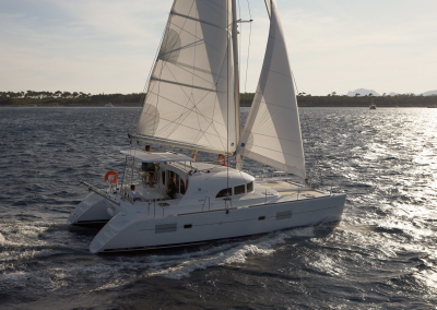 barco surcando las olas