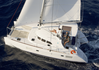 velero tripulado navegando