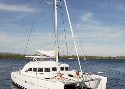 familiar en catamaran navegando