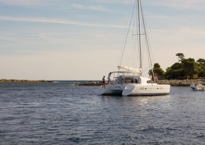 velero cerca de la orilla