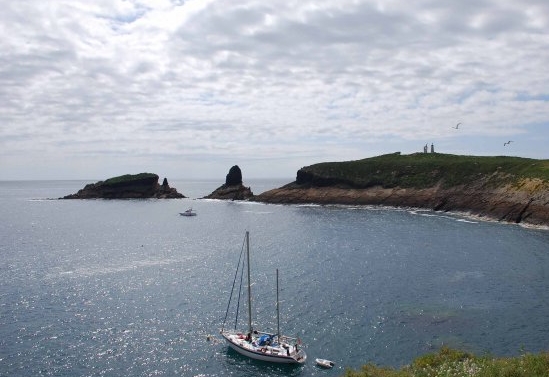 Velero-fondeado-en-Columbretes