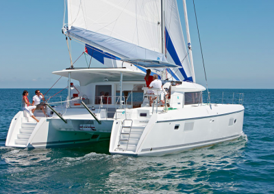 familia disfrutando con barco