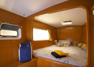 cama en camarote de barco