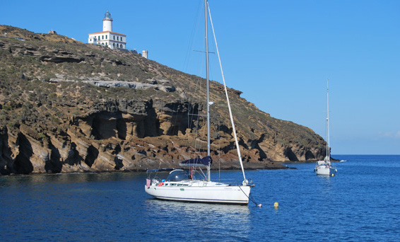 vista isla con barco