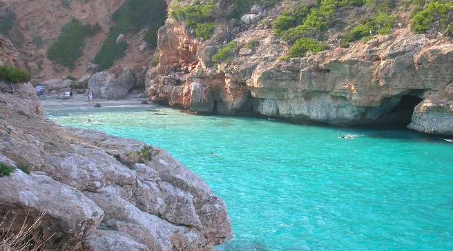 Calo-des-Moro-una-playa Alquiler de barcos