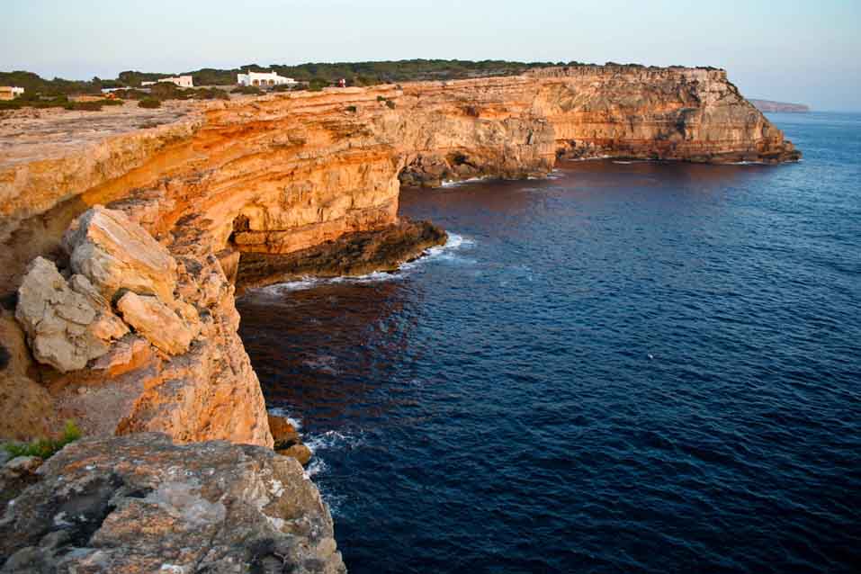 acantilados-punta-rassa alquiler de barcos Ibiza y Formentera Veleros Catamaranes Yates Motoras