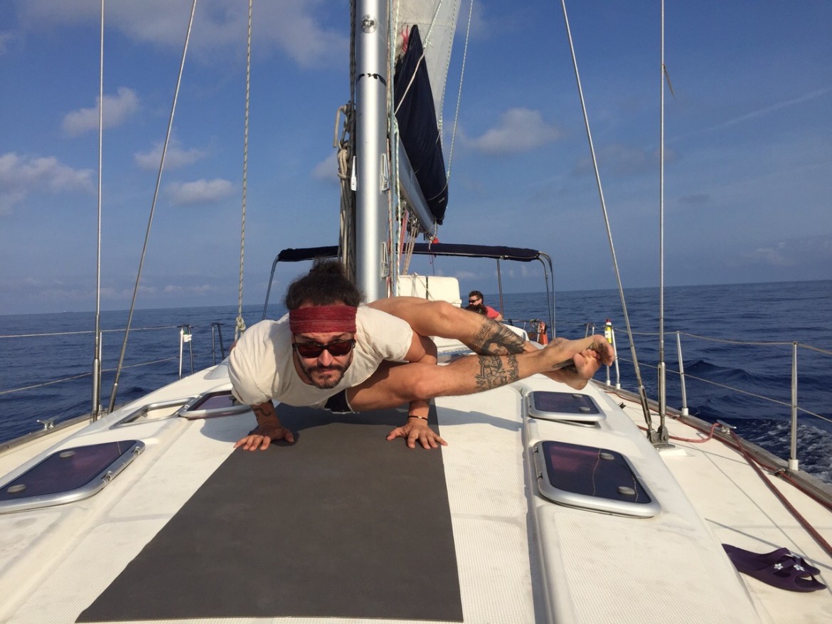 yoga en barco alquiler de barcos veleros, alquiler de catamaranes, alquiler de yates, alquiler de lanchas motoras alquiler de embarcaciones en Ibiza y Formentera