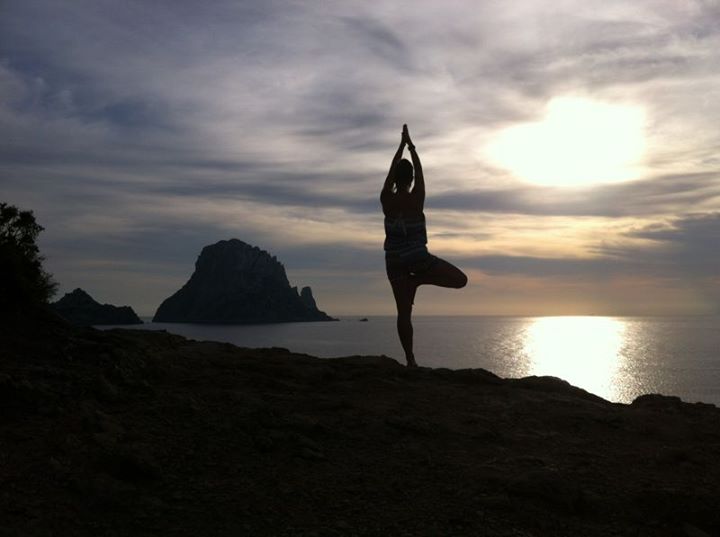 yoga es vedra jpg alquiler de barcos Veleros, alquiler de barcos catamaranes, alquiler de Yates Ibiza y Formentera 