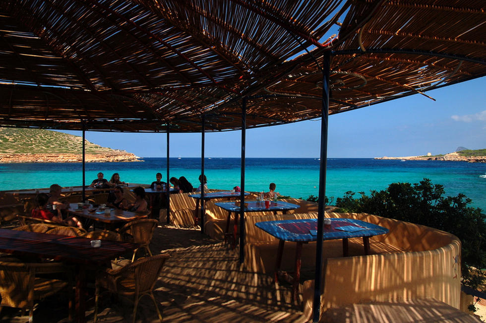 Alquiler-Barcos-Ibiza veleros-catamaranes-yates-lanchas-Sunsent Ashram Cala Comte jpg