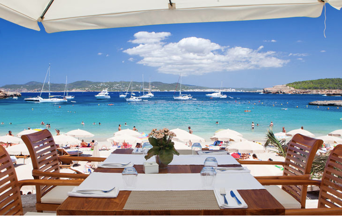 alquiler-barcos-ibiza-veleros-catamaranes-yates-lanchas-motoras cala-bassa-beach-club cala bassa