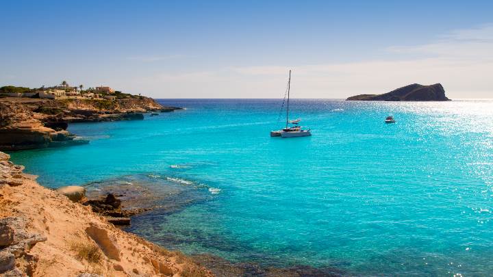 cala conta jpg Alquiler de barcos, Veleros, Catamaranes, Yates, Lanchas, Motoras Alquiler de barcos en Ibiza y Formentera Mallorca Valencia 