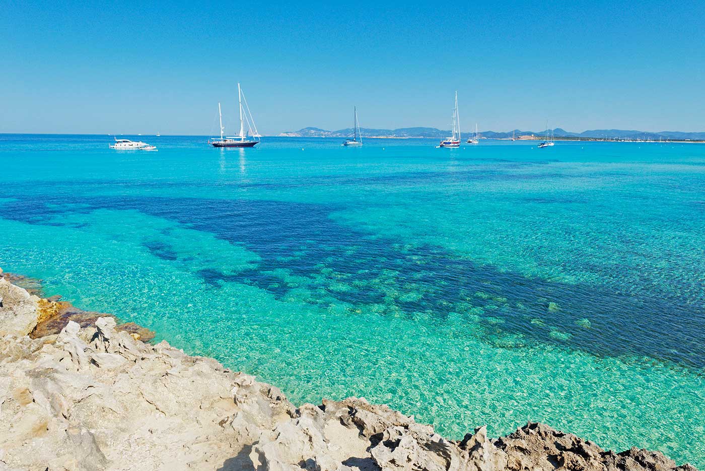 alquiler-barcos-ibiza-Veleros Catamaranes Yates Lanchas playa de ses Illetes jpg