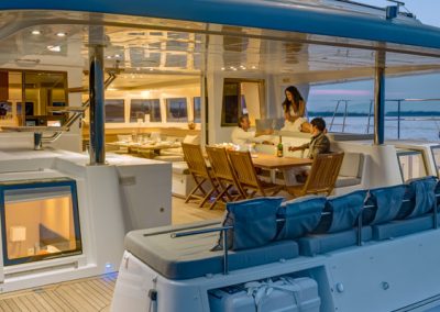 cena en velero al anochecer