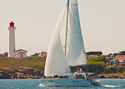 velero cerca de faro