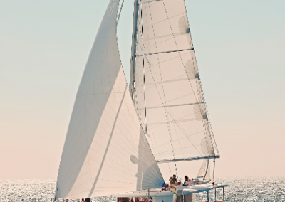 velero navegando el plena mar