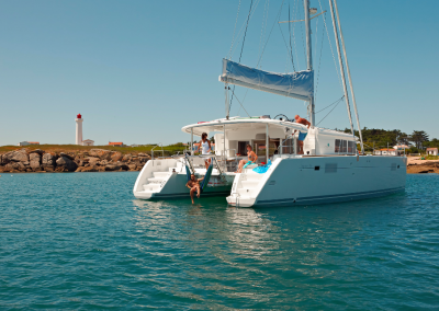 familia disfrutando de velero