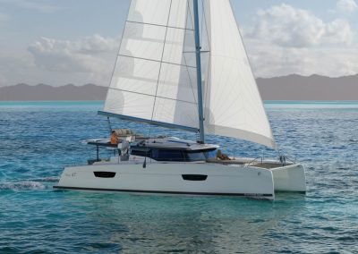 persona navegando en velero