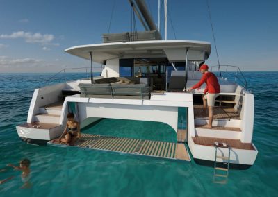 personas en catamaran