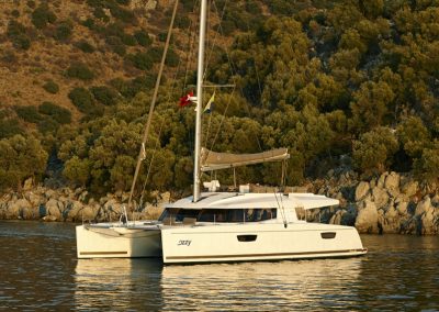 catamaran cerca de la costa