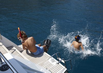 niños saltando al mar