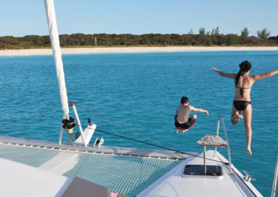 niños saltando desde barco