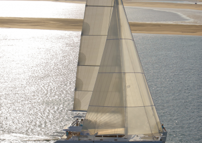 velero cerca de la costa