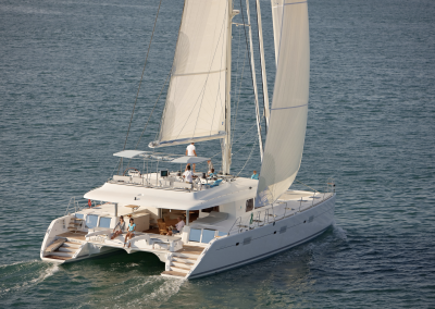 catamaran con velas alzadas