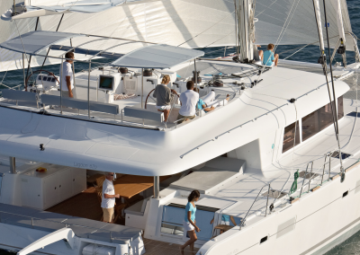 catamaran navegando por el mar