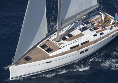 velero-navegando-mar