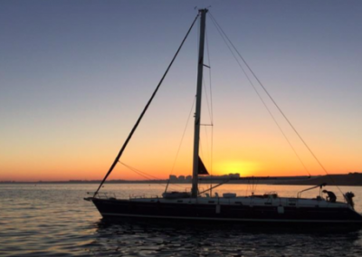 velero-navegando-atardecer