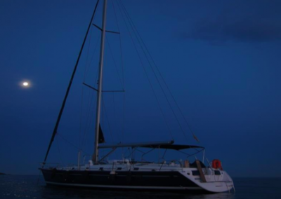 velero-navegando-noche