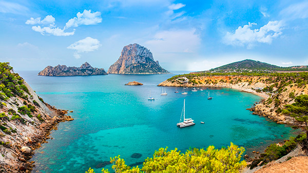 Una Semana Santa diferente alquilando un barco en Ibiza