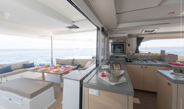 catamaran saona 47 cocina y bañera