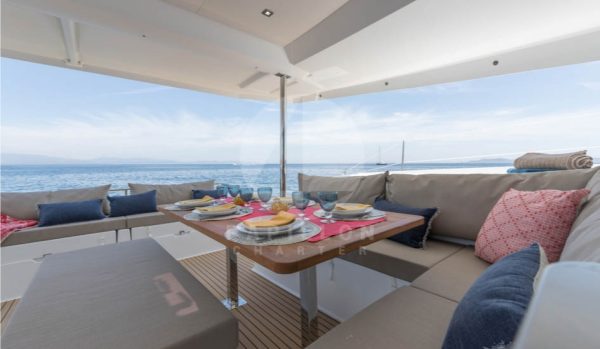 catamaran saona 47 exterior