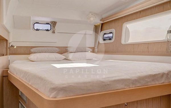 alquiler catamaran Ibiza interior cabina