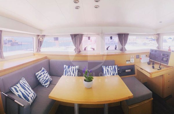 lagoon 400 salón