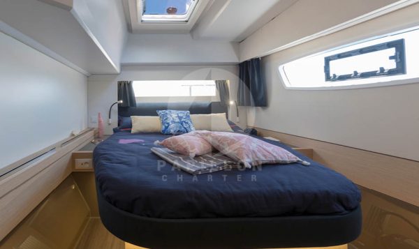 catamaran astrea cabina interior