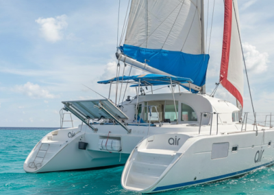 Catamaran navegando por Ibiza