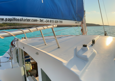 Exterior catamarán en aguas de Ibiza