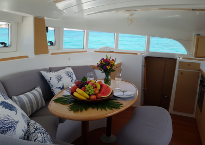 Salón interior del catamaran lagoon 380