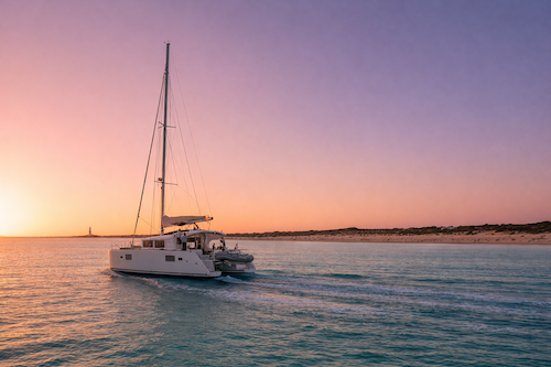 alquiler de catamaran navegando por ibiza